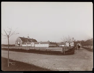 Die Scheunen auf dem Anwesen von F.G. Bourne in Oakdale, Long Island, New York, 1900